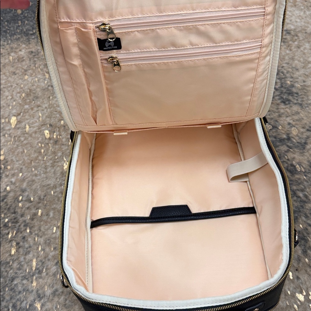 MONTAGE Black vegan cork leather convertible backpack and everyday bag LIKE NEW - Picture 6 of 8